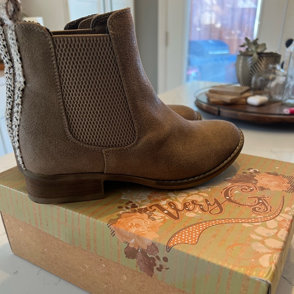 Brand new Very G booties.